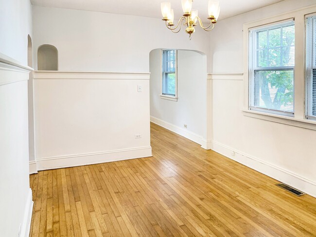 Building Photo - Charming 2 Bed/1 Bath Bungalow in Lakeside!