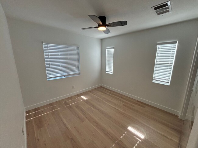 Building Photo - Mariposa 2 Bedroom Townhome for Rent in Sa...