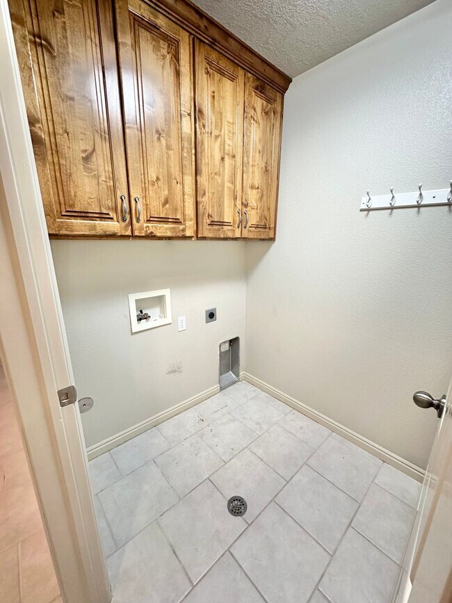 Building Photo - 3 Bedroom Home + an office on Southgate Golf Course.