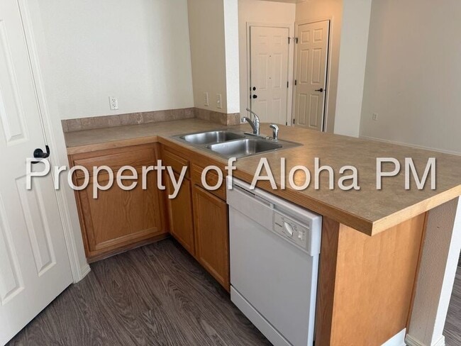 Building Photo - 1037 W Pine Ave