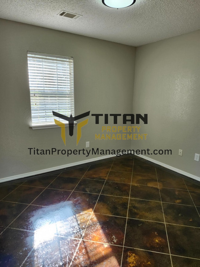 Building Photo - 3b/2b house