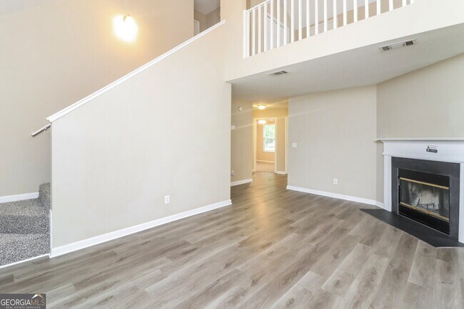 Building Photo - 3695 Longview Dr