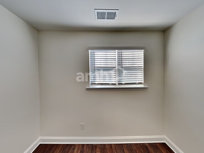 Building Photo - 555 Rivermist Dr