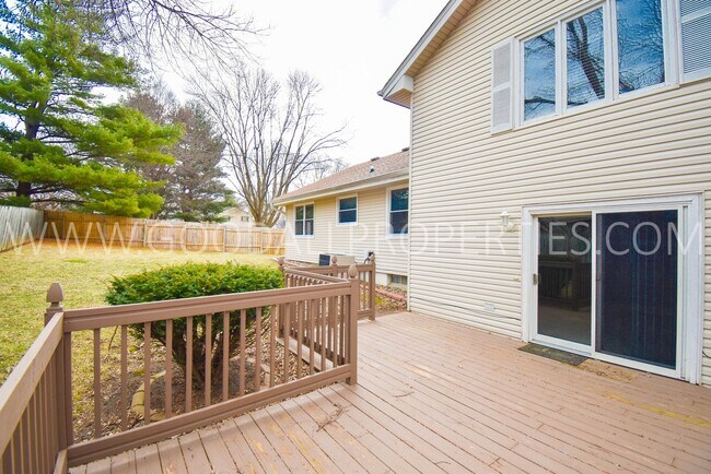 Building Photo - 3 Bedroom, 3 bath Home in West Des Moines!!