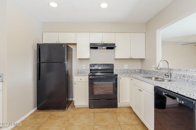 Building Photo - 510 N Tercera Ave