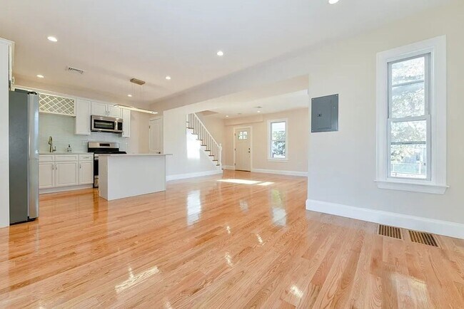 Building Photo - Modern Comfort Meets City Living – Stunnin...