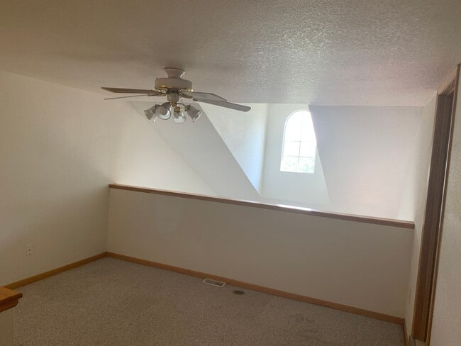 Building Photo - Beautiful 2 Bedroom + Loft  End Unit Townhome in Loveland!