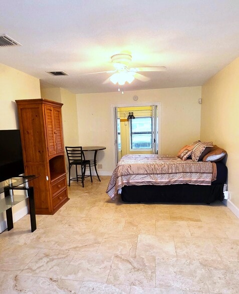 Building Photo - 10910 Diego Dr N