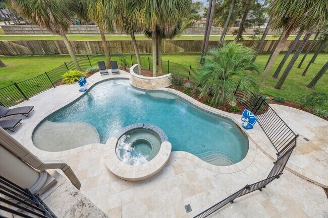 Building Photo - 600 Royal Oaks Dr