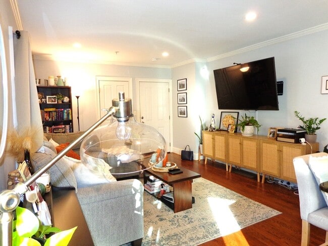 Building Photo - 17 Robbins St