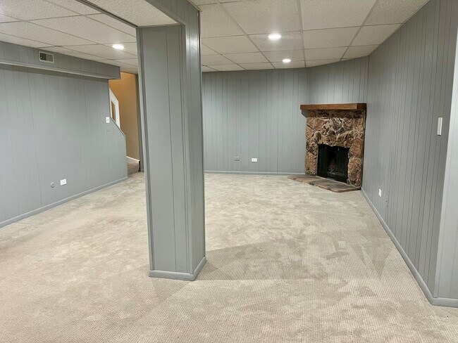Building Photo - 275 Hickory Ln