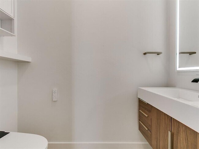 Building Photo - 605 N Idaho Ave