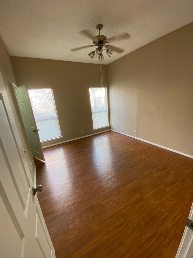 Building Photo - 807 W 25th St