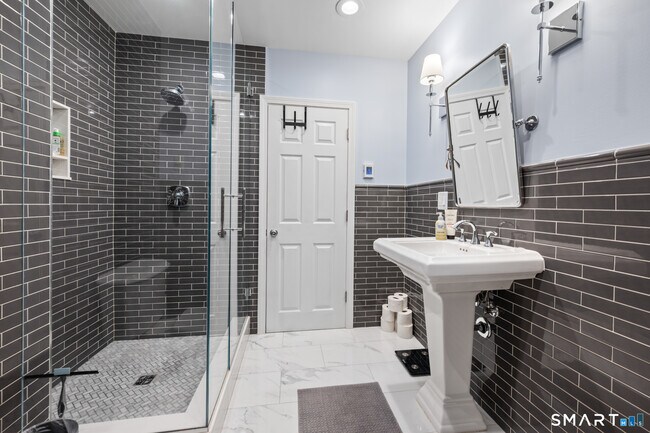 Building Photo - 297 South Rd