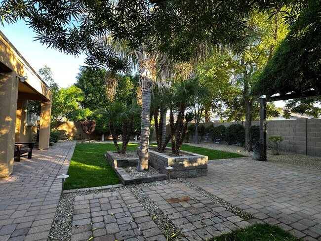 Building Photo - HIGHLY DESIRABLE AND SPACIOUS HOME FULLY EQUIPPED WITH SOLAR PANELS + LANDSCAPING INCLUDED