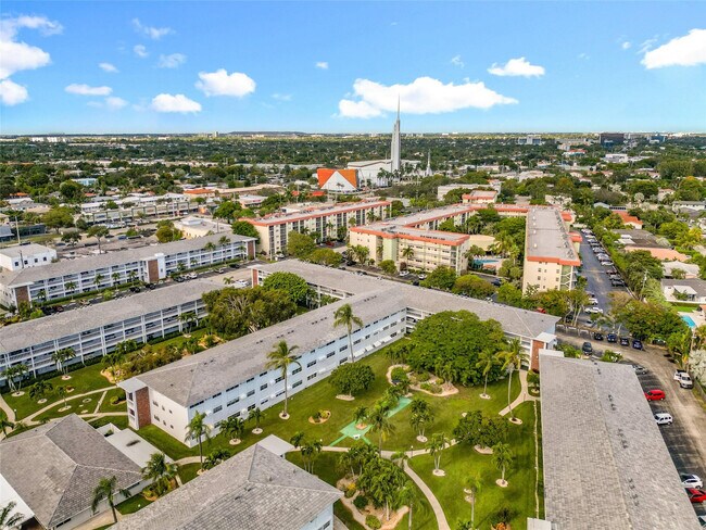 Building Photo - 5208 NE 24th Terrace