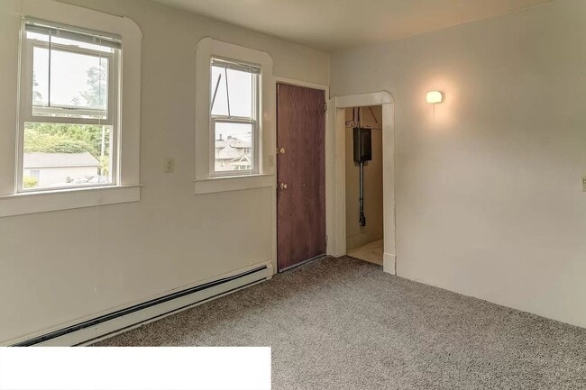 Building Photo - Large 6 Bedroom House Available in August!!