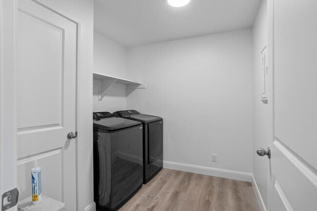 Building Photo - Beautiful 3 Bedroom Townhome in Desert Color. Internet Included!