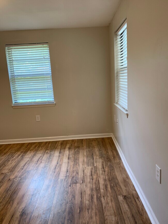 Building Photo - 329 Deer Lake Dr