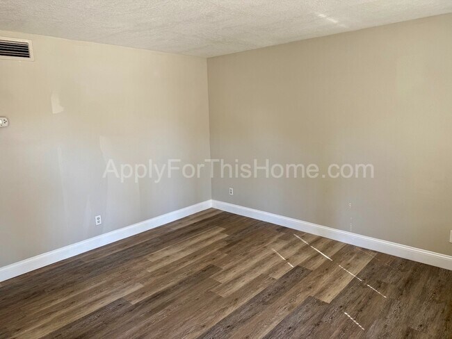 Building Photo - 2 Bedroom Apartment - Busch Gardens Area