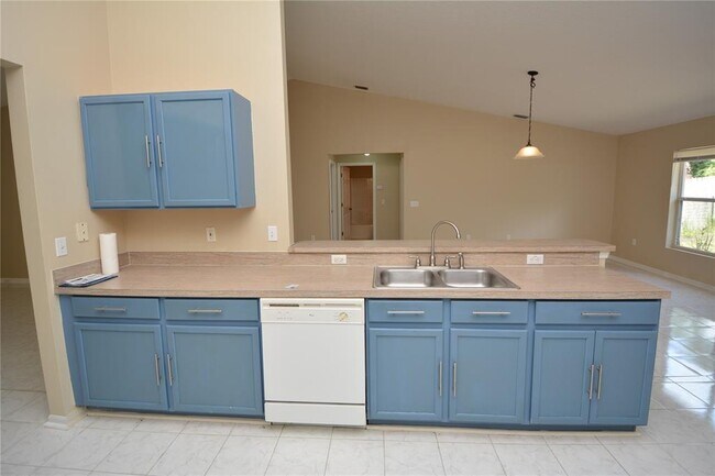 Building Photo - 12 Pine Brook Dr