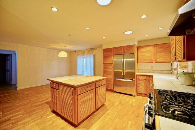 Building Photo - 104 Lobo Vista