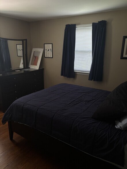 Bedroom 2 - 611 Pin Oak Rd
