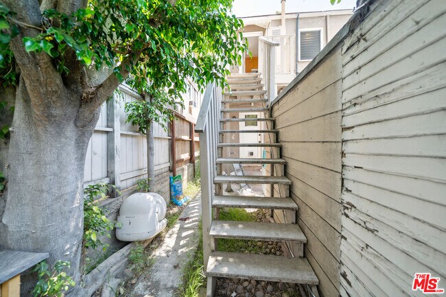 Building Photo - 1239 Havenhurst Dr