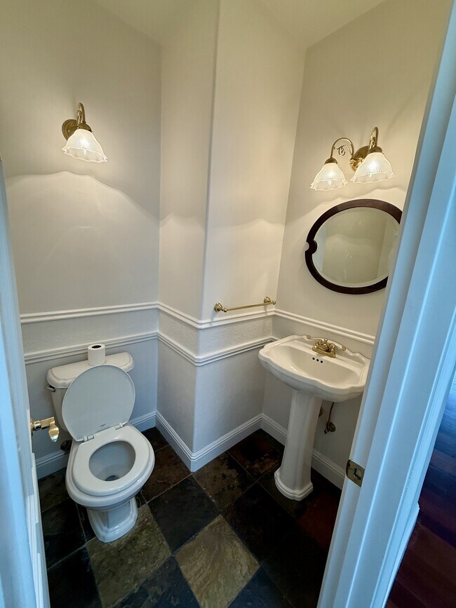 Building Photo - 143 Alamo Ave