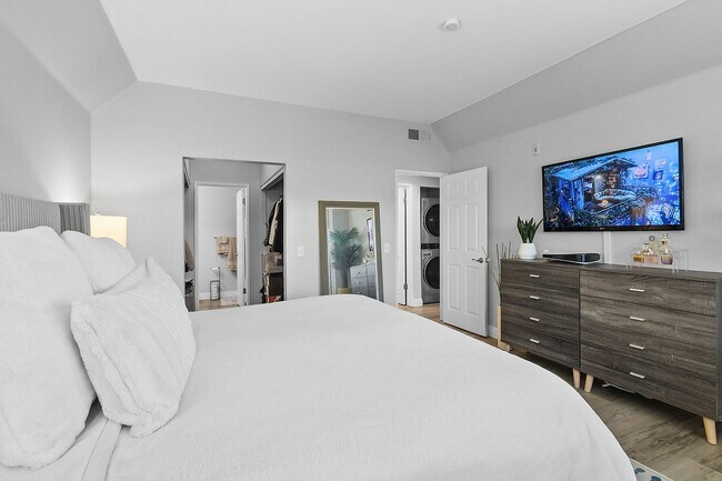 Building Photo - Remodeled River-View Corner Unit with Oversized Patio