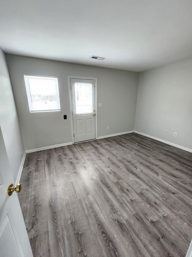 Building Photo - Pay no rent till Feb 1 2026