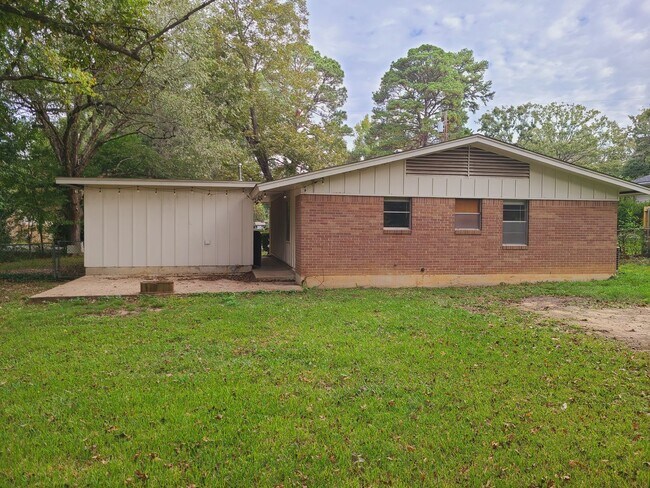 Building Photo - 3 Bedroom Mid-Century Rental