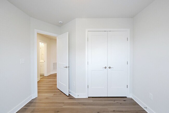 Building Photo - Dog-Friendly S. Albemarle Townhome