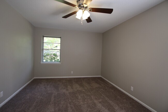 Building Photo - 701 Fair Ln