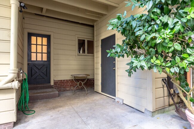 Building Photo - Pacific Heights: Remodeled Garden Apartment w/ Shared Patio One Block from the Presidio