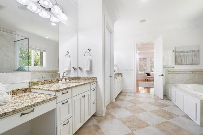 Building Photo - Luxury 5 Bedroom Retreat with Pool in Wedd...