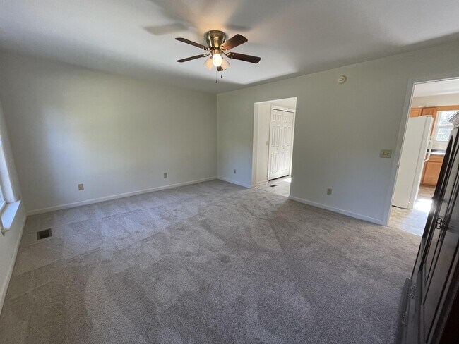 Building Photo - 10197 Madison Dr