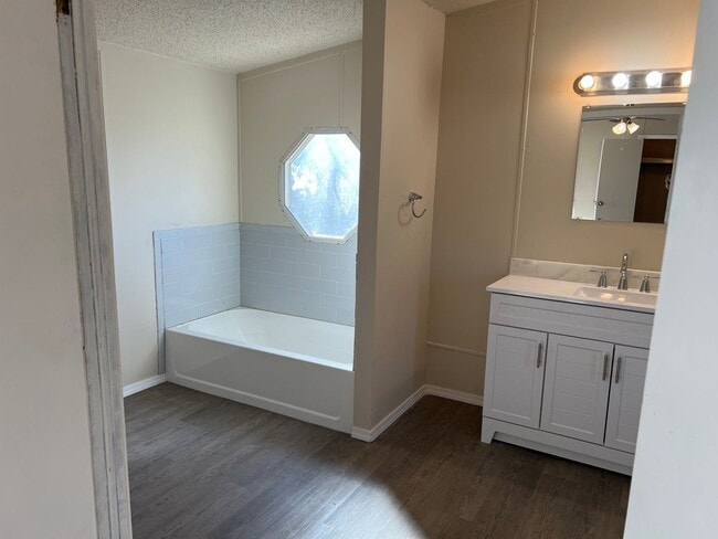 Building Photo - Newly updated 3 Bedroom 2 Bath