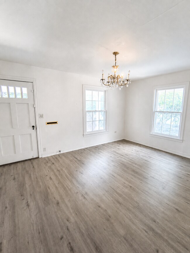 Building Photo - HUGE, 4 bedroom 3 bath home plus bonus room! NEW FLOORS, Available NOW!