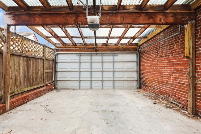 Building Photo - Newly Renovated: 4 Bed 2 Bath on 5th Stree...