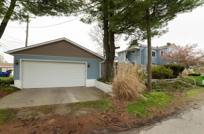 Building Photo - 546 E Jenkins Ave