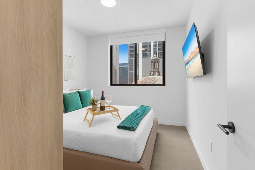 Building Photo - 501 NE 1st Ave