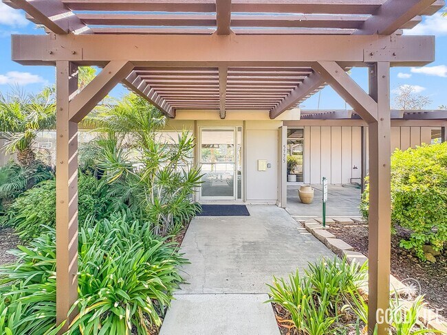 Building Photo - Beautiful 2B/1.5BA Condo For Rent In Unive...