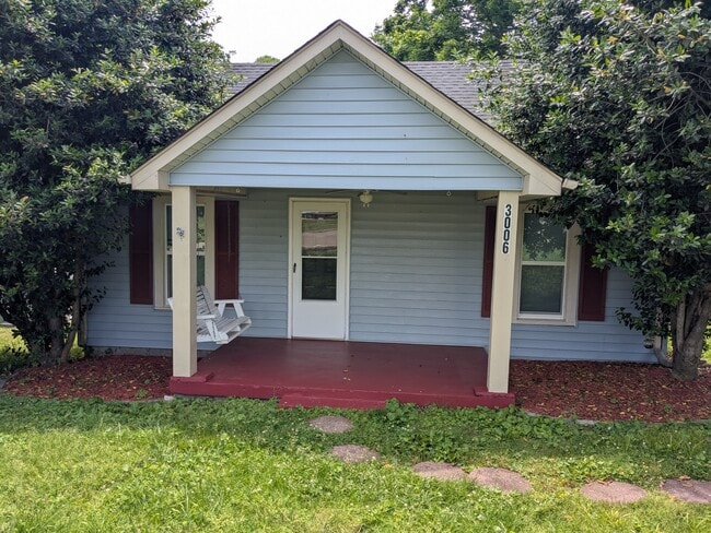Building Photo - 3006 Lakeshore Dr