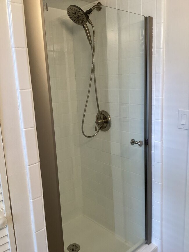 Building Photo - 114 E Jones St