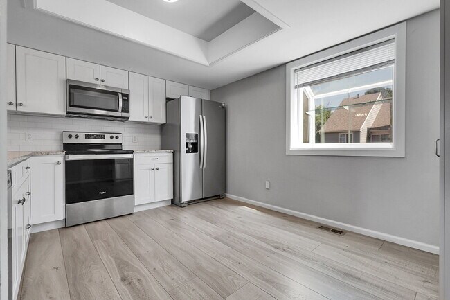 Building Photo - $2,400 - 3 Bed, 2.5 Bath Townhome with Fin...