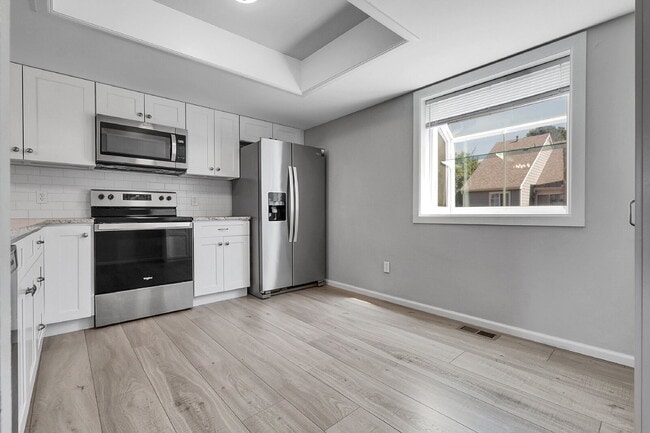 Building Photo - $3,000 - 3 Bed, 2.5 Bath Townhome with Fin...