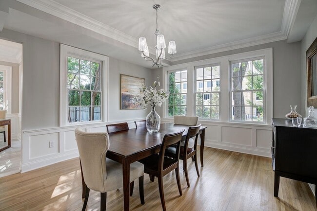 Building Photo - 2056 Summit Ave