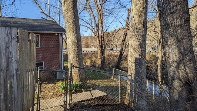 Building Photo - 2 bedroom 1 bath basement apartment with washer and dryer in Forest Hills, Cullowhee NC available...