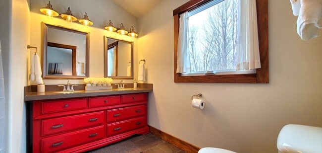 Building Photo - Fully Furnished Monthly Off-Season Gem!